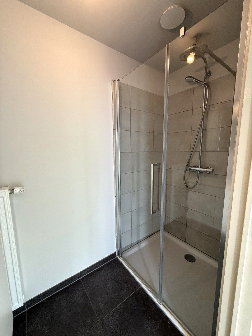 Modern appartement met ruim terras, rustige ligging in randstad Tongeren foto 12