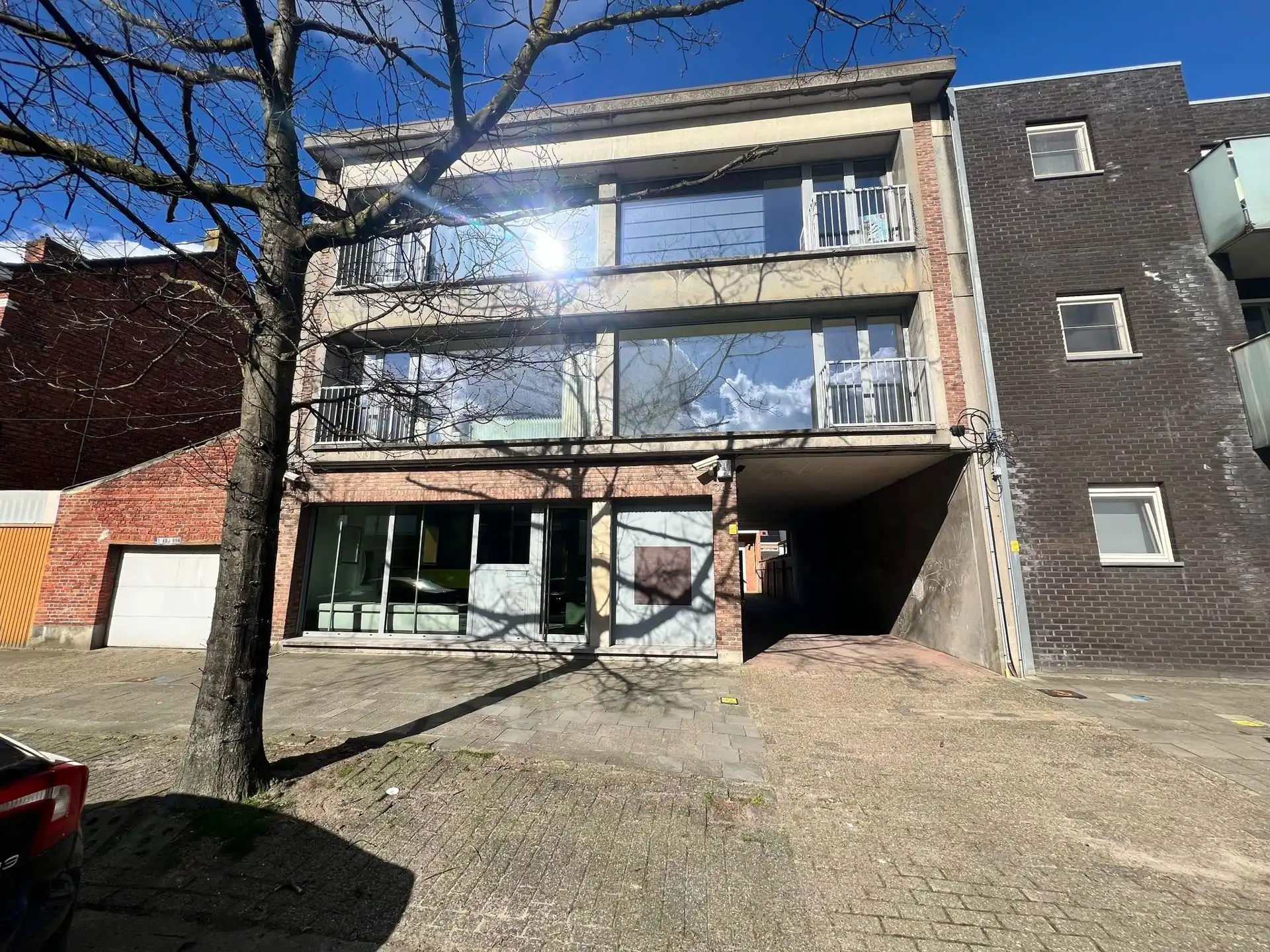 Te Koop Modern Kantoor met Aanliggend Magazijn. foto 2