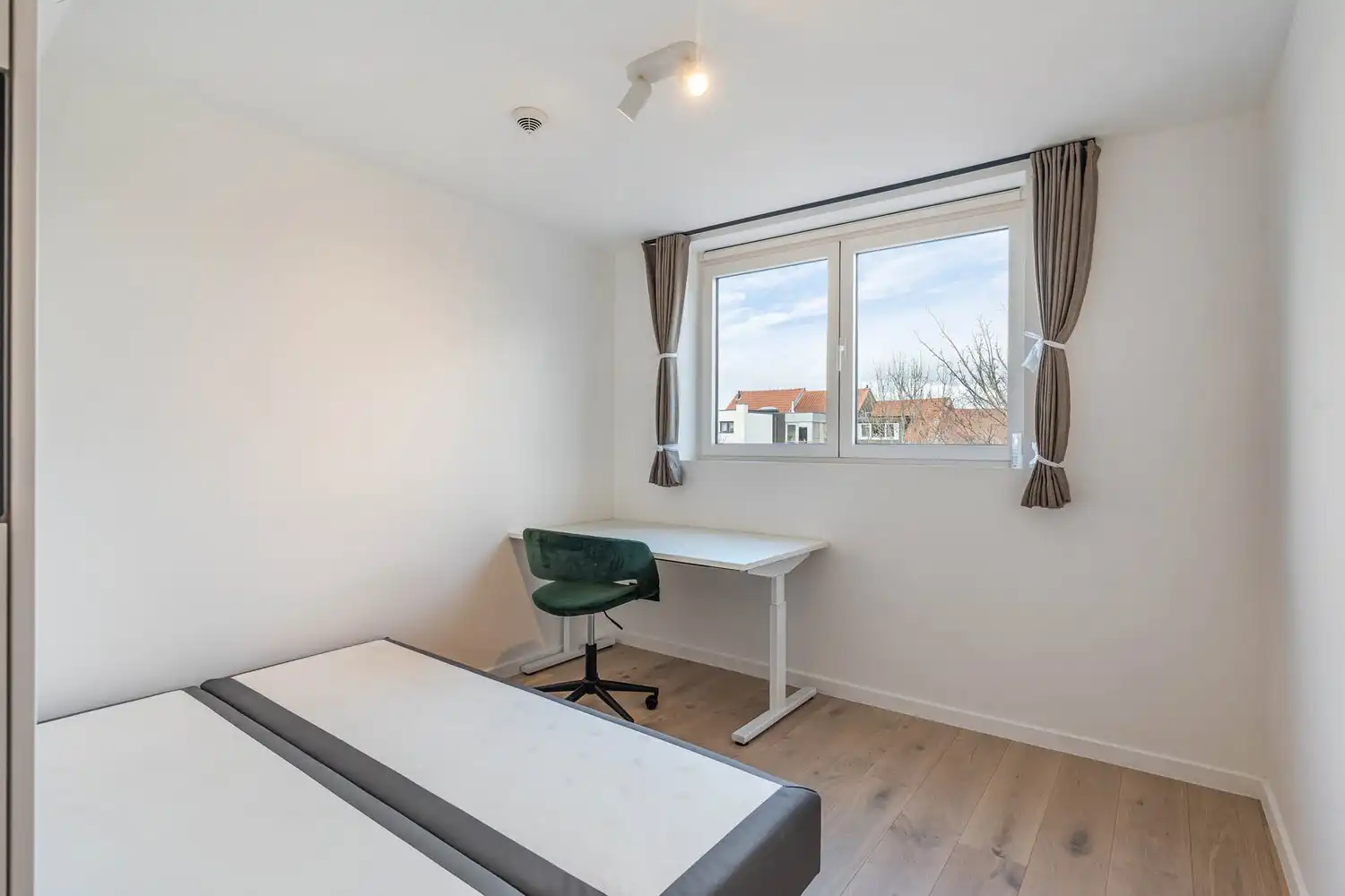 TOTAALRENOVATIE - Goed gelegen en gemeubelde studentenkamer met eigen sanitair (wc, douche & wastafel)! foto 13