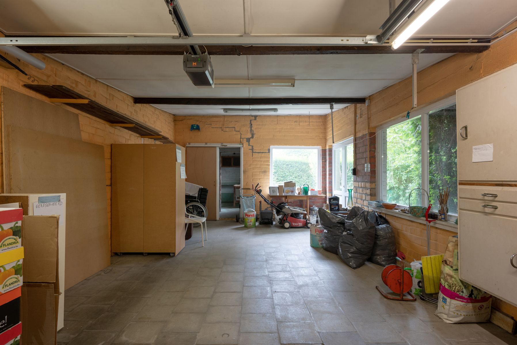 Goed gelegen te renoveren woning met 3 slaapkamers, garage en ruime tuin! foto 13