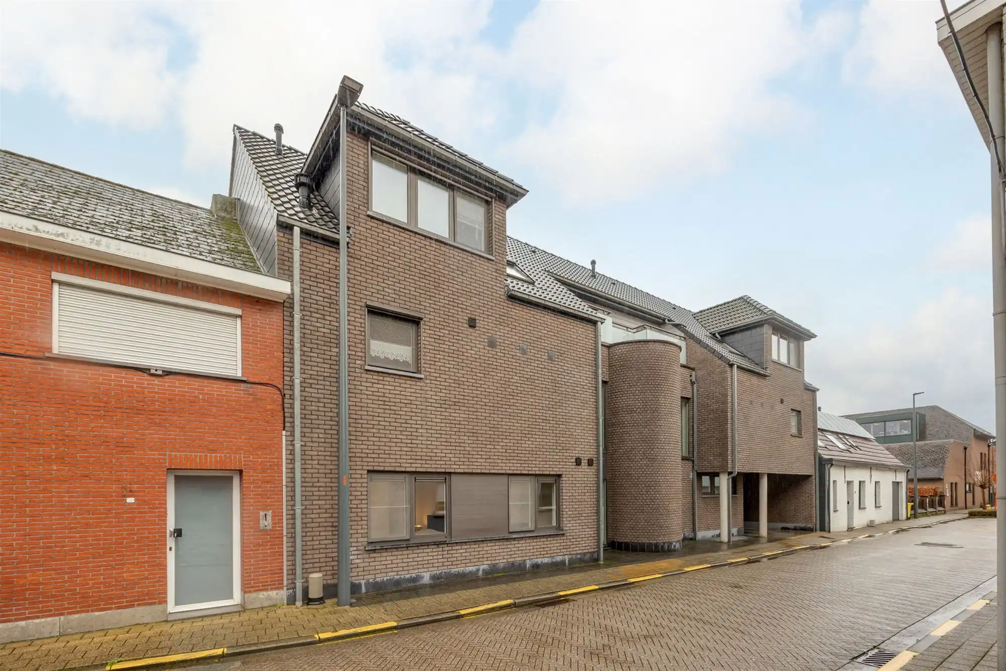 Instapklaar gelijkvloers appartement met tuin en carport foto 2