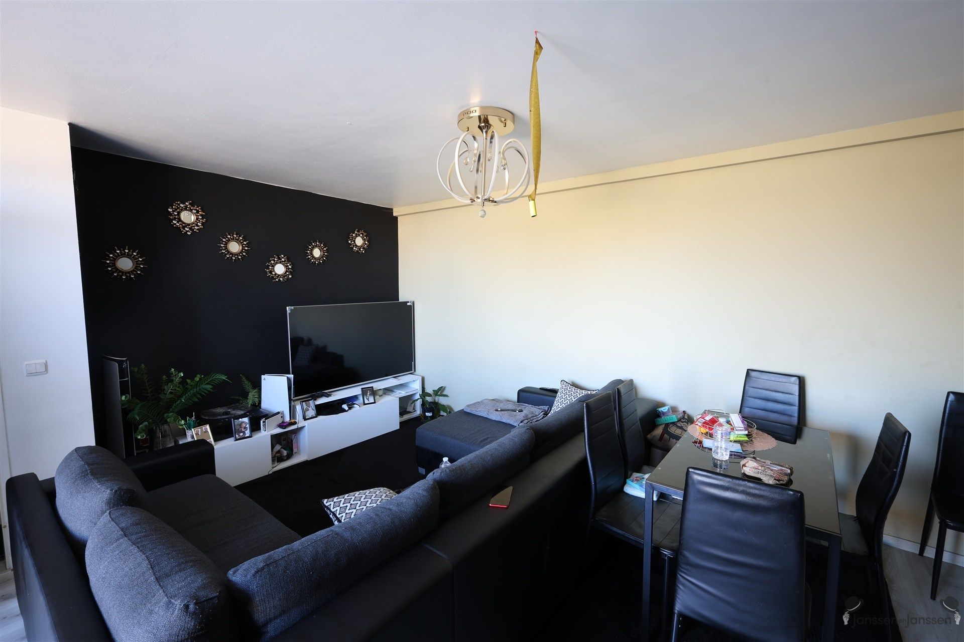 appartement met 2 slpk & overdekte staanplaats foto {{pictureIndex}}