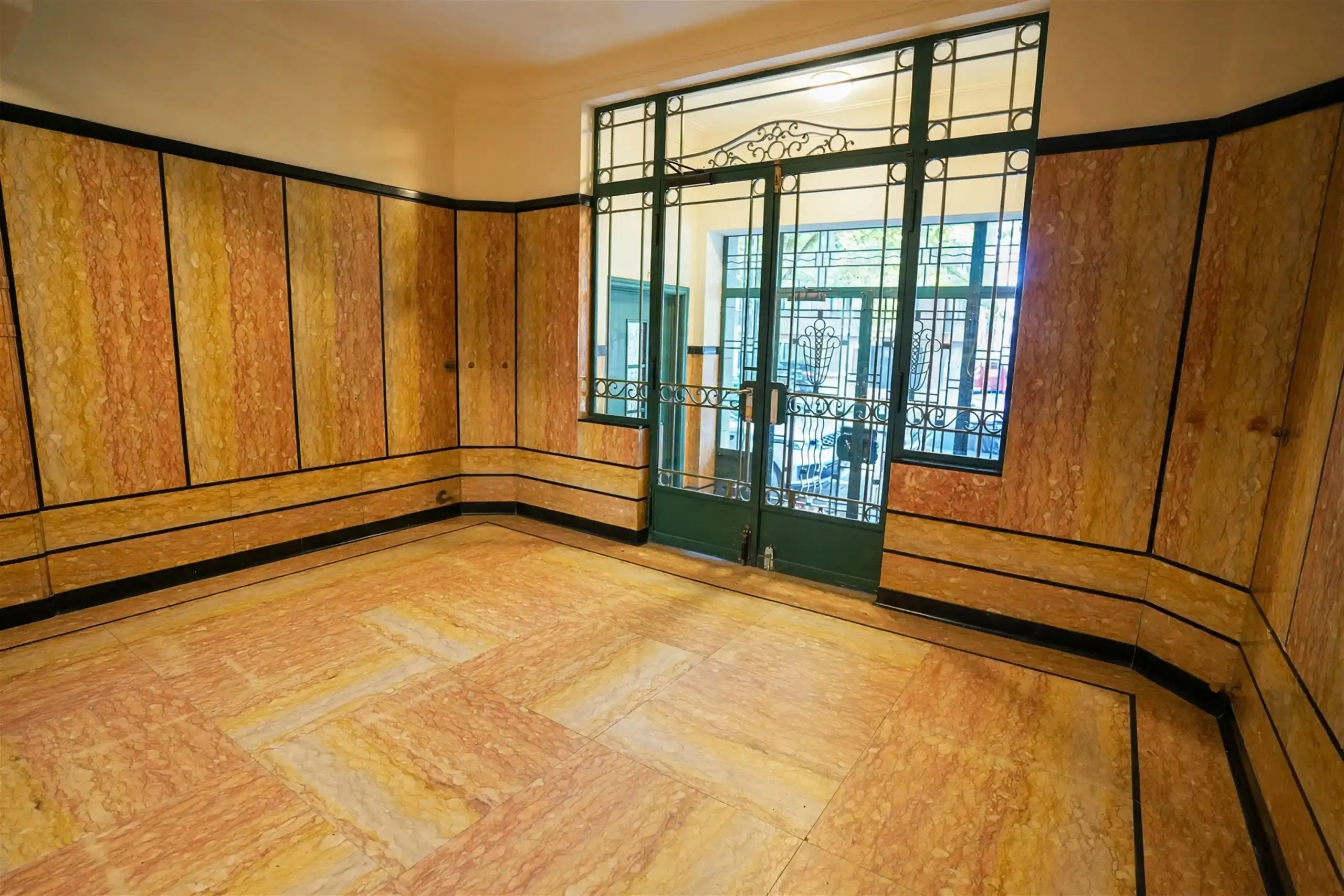 Architecturaal appartement met uitzicht op de boomkruinen foto 30