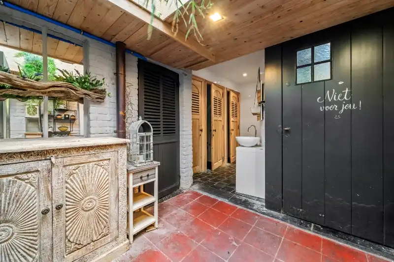 Roeselare-stadskern. Polyvalente BURGERWONING / HANDELSHUIS in 2 delen :  exclusief commercieel pand gelijkvloers met tuin en uniek triplex appartement met 2-3 slaapkamers. Verhuurd met mooi rendement ! foto 16