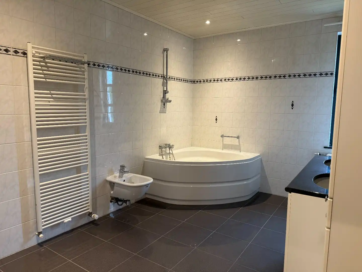 TE HUUR - Op zoek naar een ruim appartement in hartje Merchtem? Welkom Home! foto 16