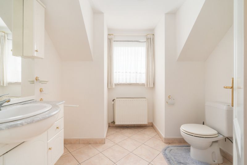 Ruime Instapklare woning 4 slaapkamers ! foto 14