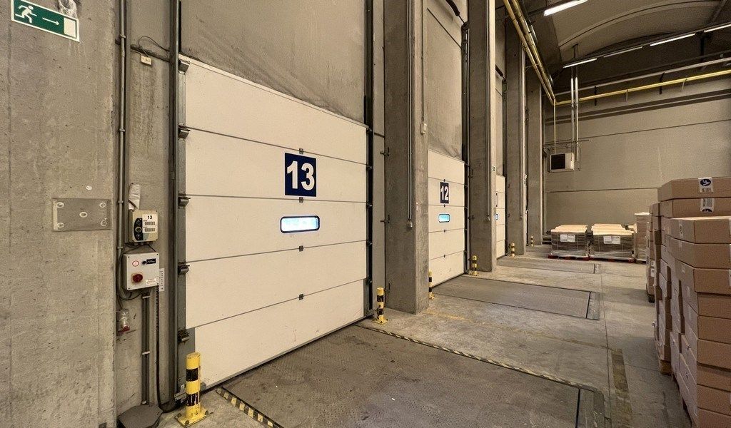 Logistieke loodsen met laadkades vlakbij R42 in Sint-Niklaas foto 3