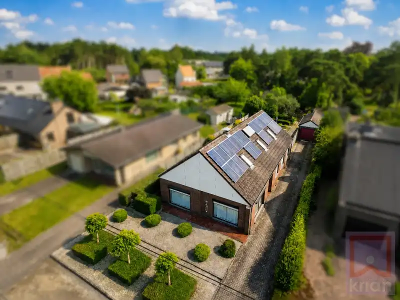 Ruime gelijkvloerse woning met 3 slaapkamers, zolderverdieping en garage op 1.340 m² foto 2