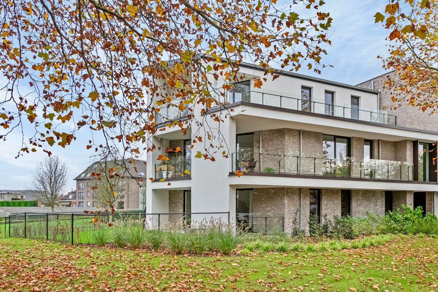 NIEUWBOUW APPARTEMENT MET EXTRA BERGING EN AUTO STAANPLAATS foto 2