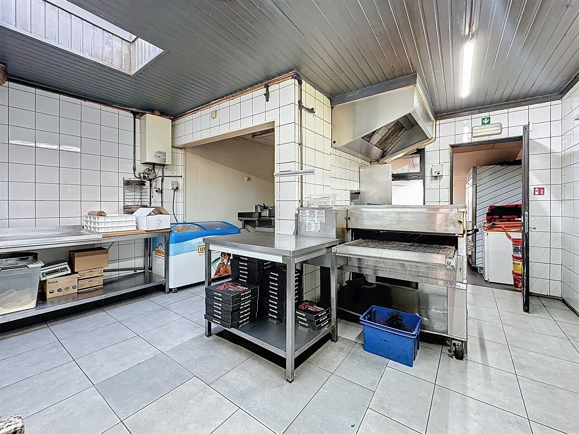 Commerciële ruimte/handelspand gelegen in hartje Belsele. foto 5