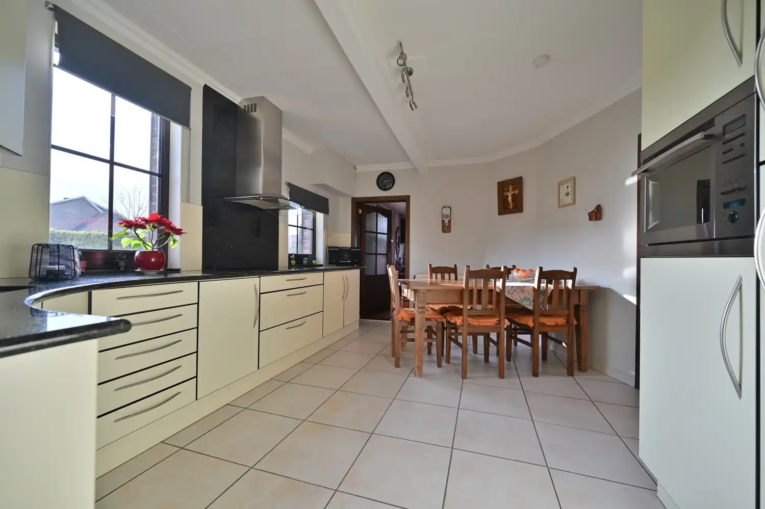 Charmante halfvrijstaande woning in het hart van Neerharen foto 8