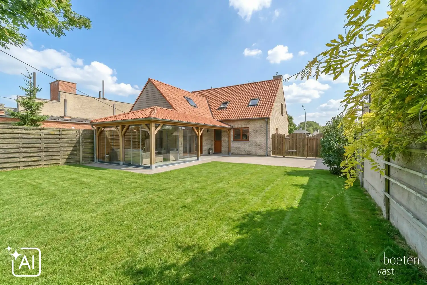 DE PANNE: Gezinswoning met 4 slaapkamers (waarvan 1 gelijkvloers), bureauruimte, 2 badkamers en tuin op 1.250m² totale grondopp. foto 2