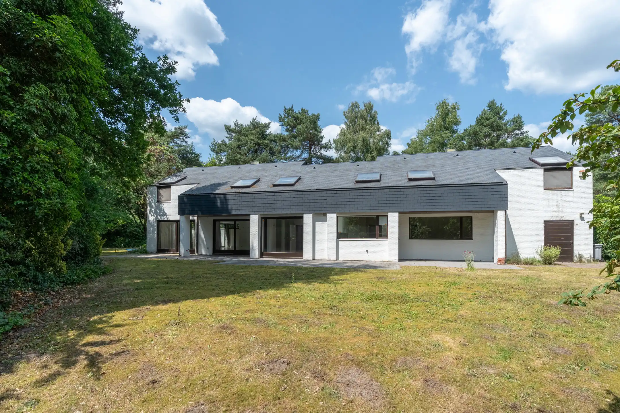Ruime architectenvilla met 8 slpk's op 1.832 m² te Vosselaar foto 2