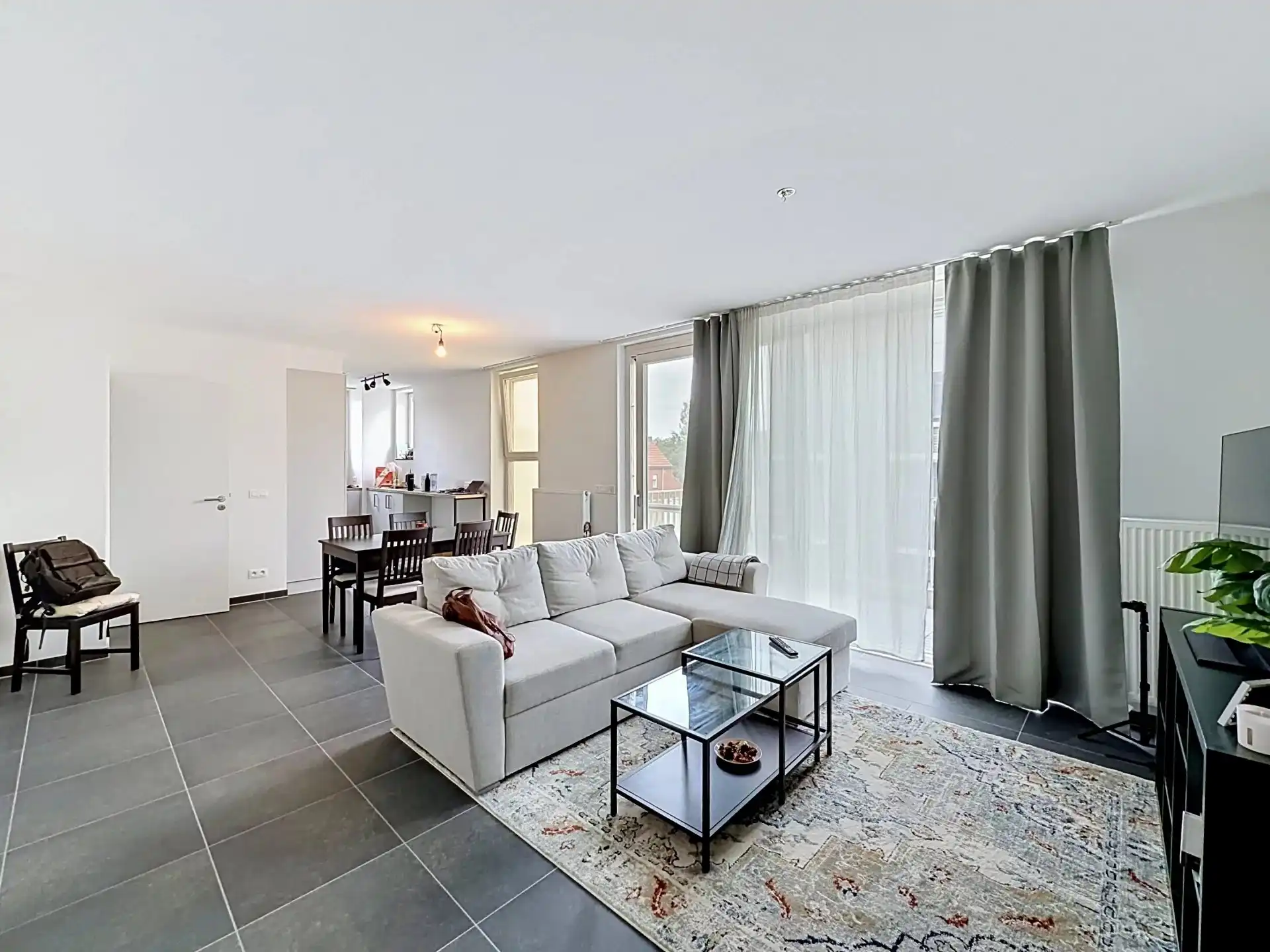 Modern appartement met 2 slaapkamers, terras en 2 ondergrondse staanplaatsen. foto 6