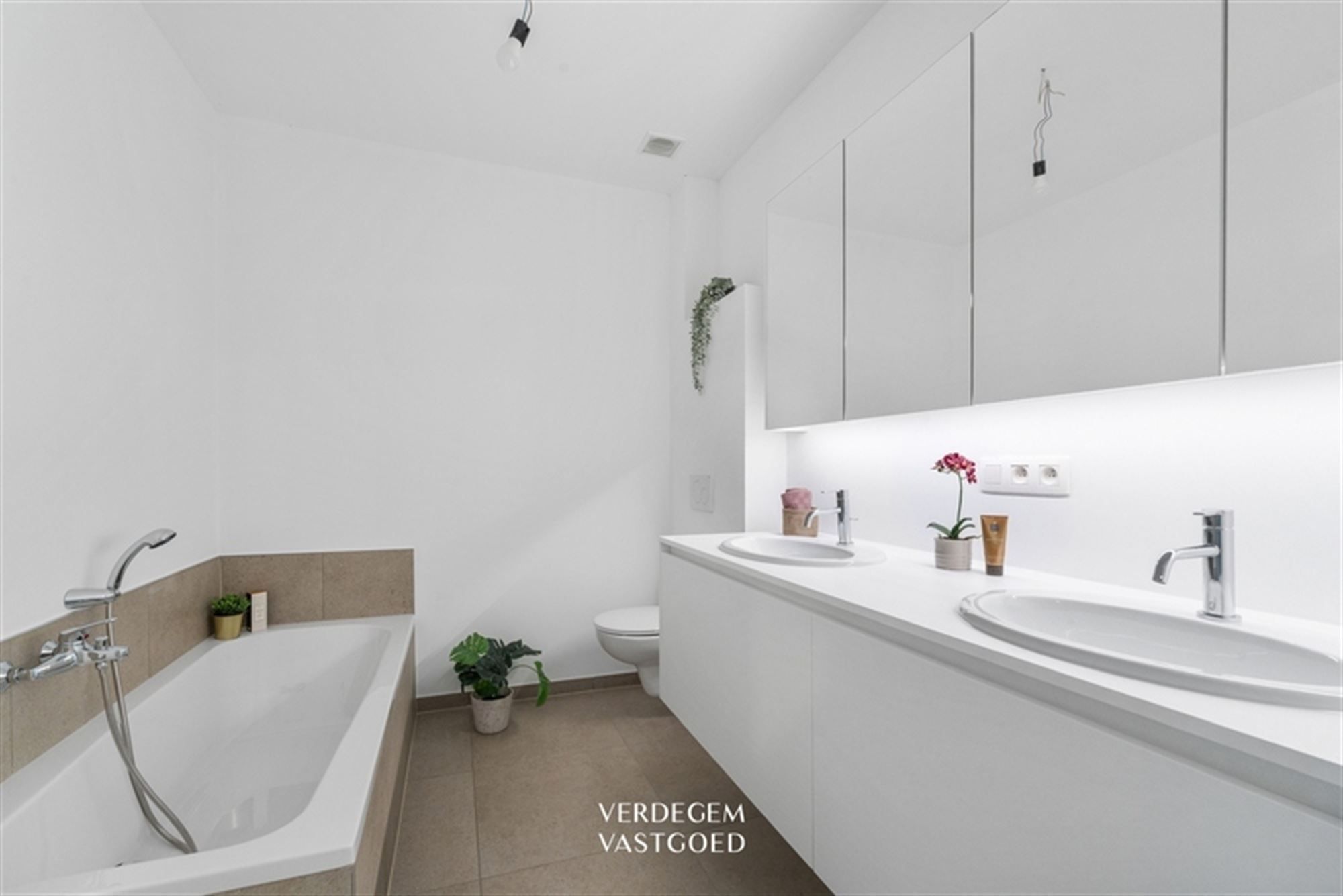 Verrassend leuke woning met 3 slaapkamers, autostaanplaats en gemeenschappelijke zwemvijver foto 11