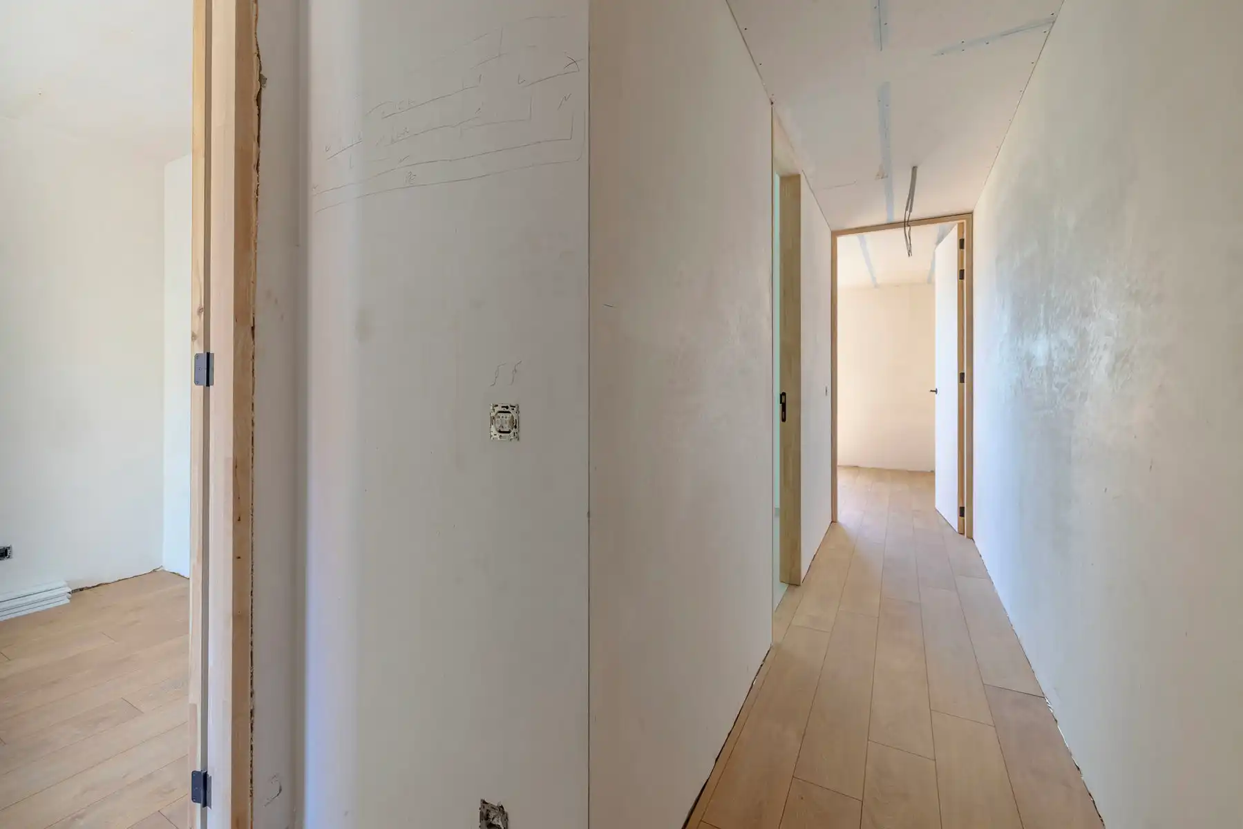 Gerenoveerde woning met 3 slpks, tuin en garage foto 12