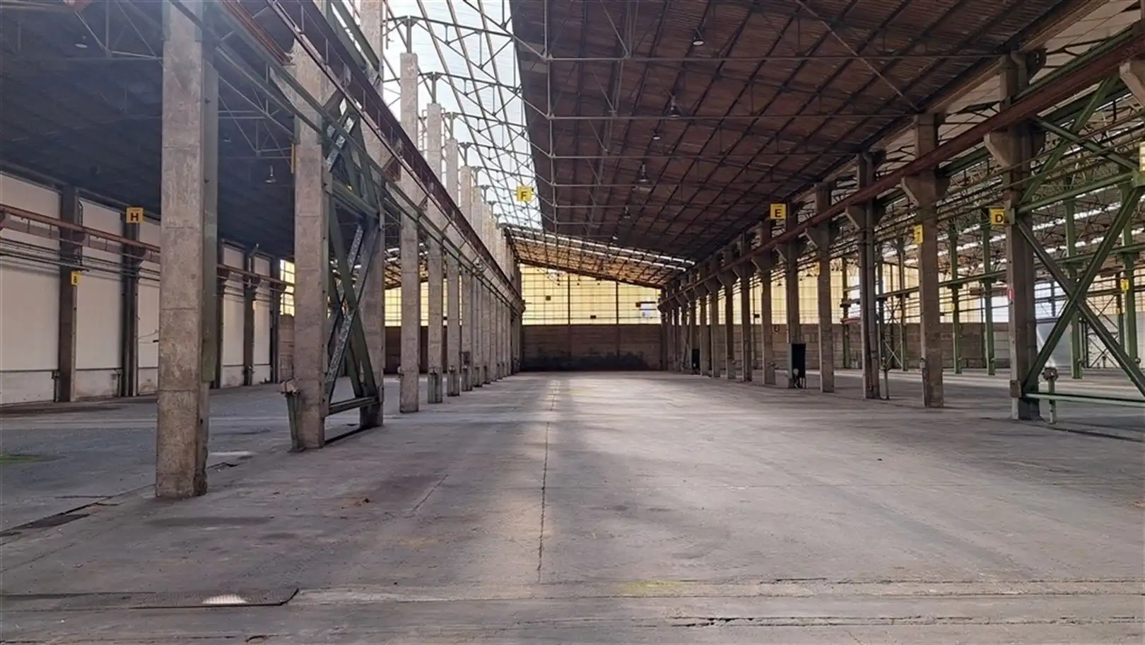 Semi-industrieel bedrijfsgebouw met laad-en loskades en rolbruggen foto 12