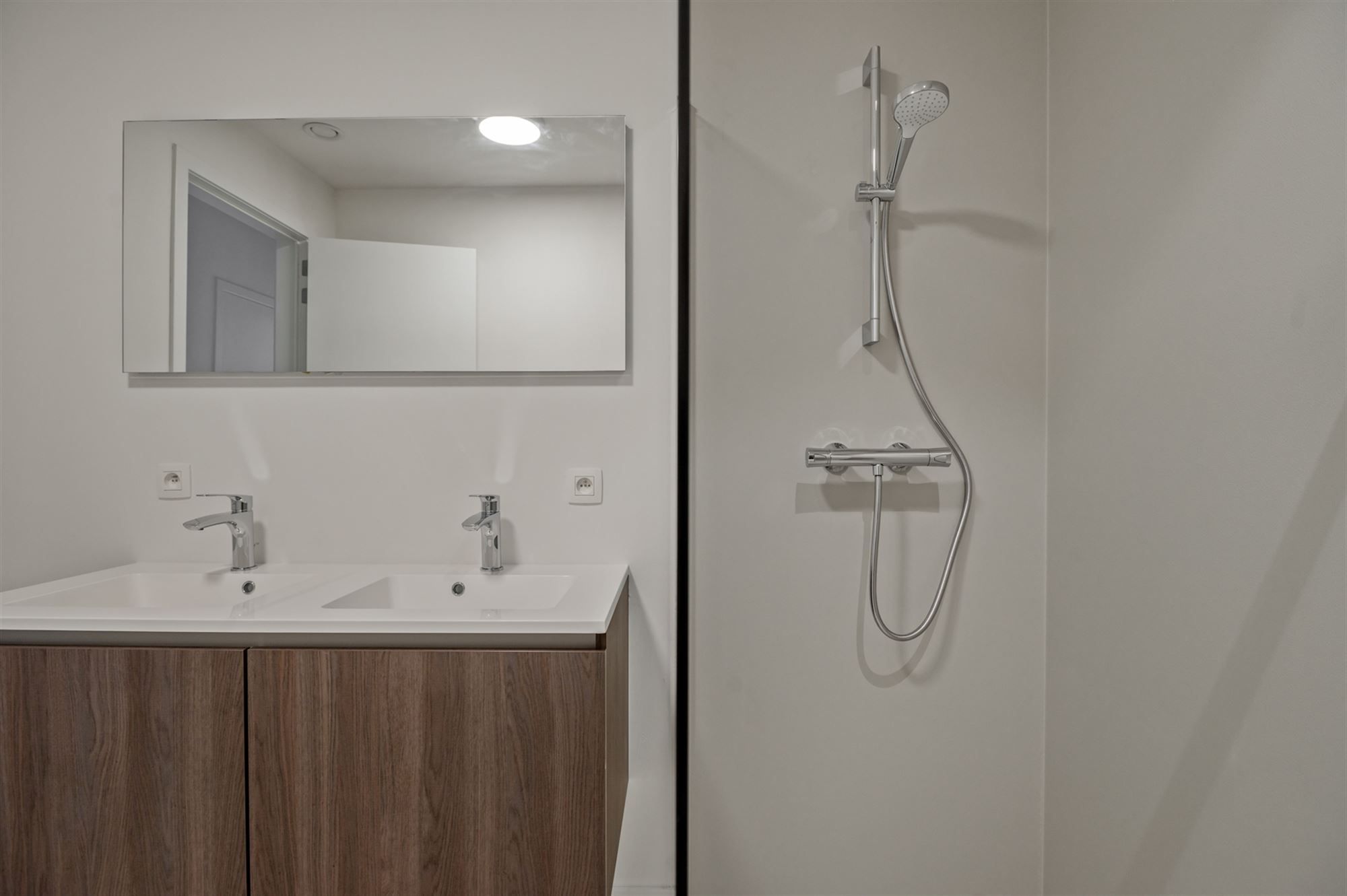 Modern 2 slaapkamer appartement met tuin en terras  foto 6