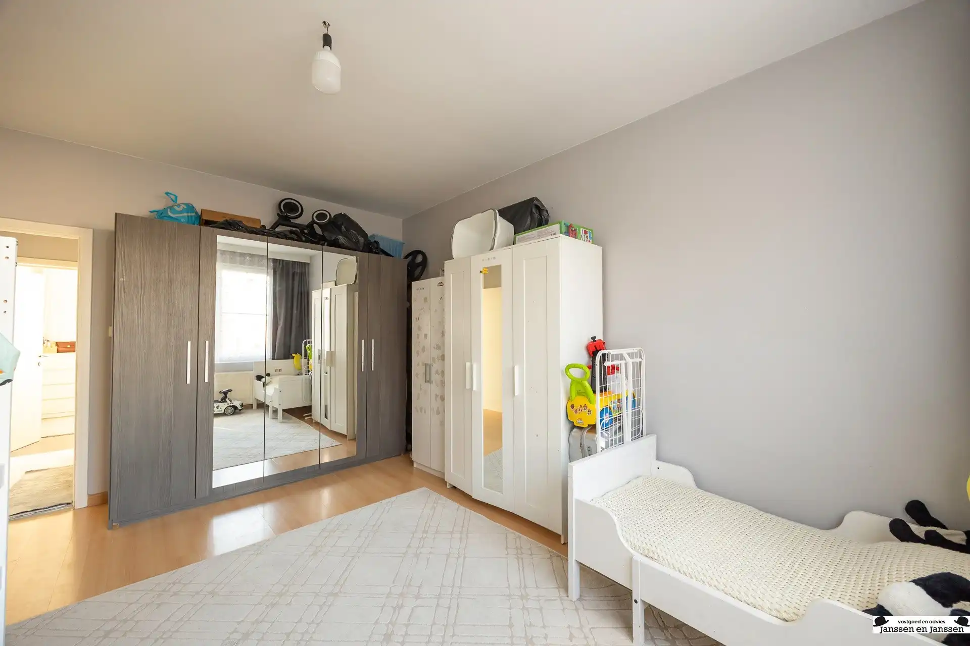 Gerenoveerd 2-slaapkamer appartement te Merksem foto 13