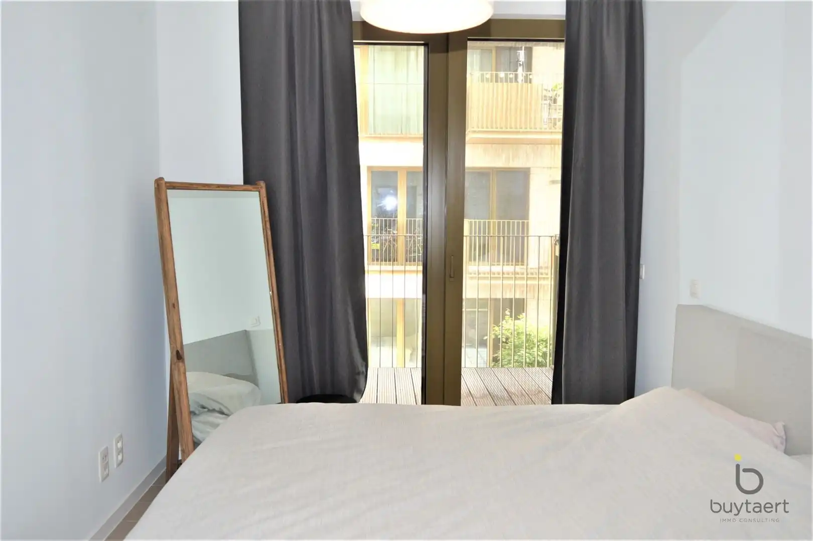 Frontaal waterzicht vanuit dit lumineuze recente appartement met terras! foto 9