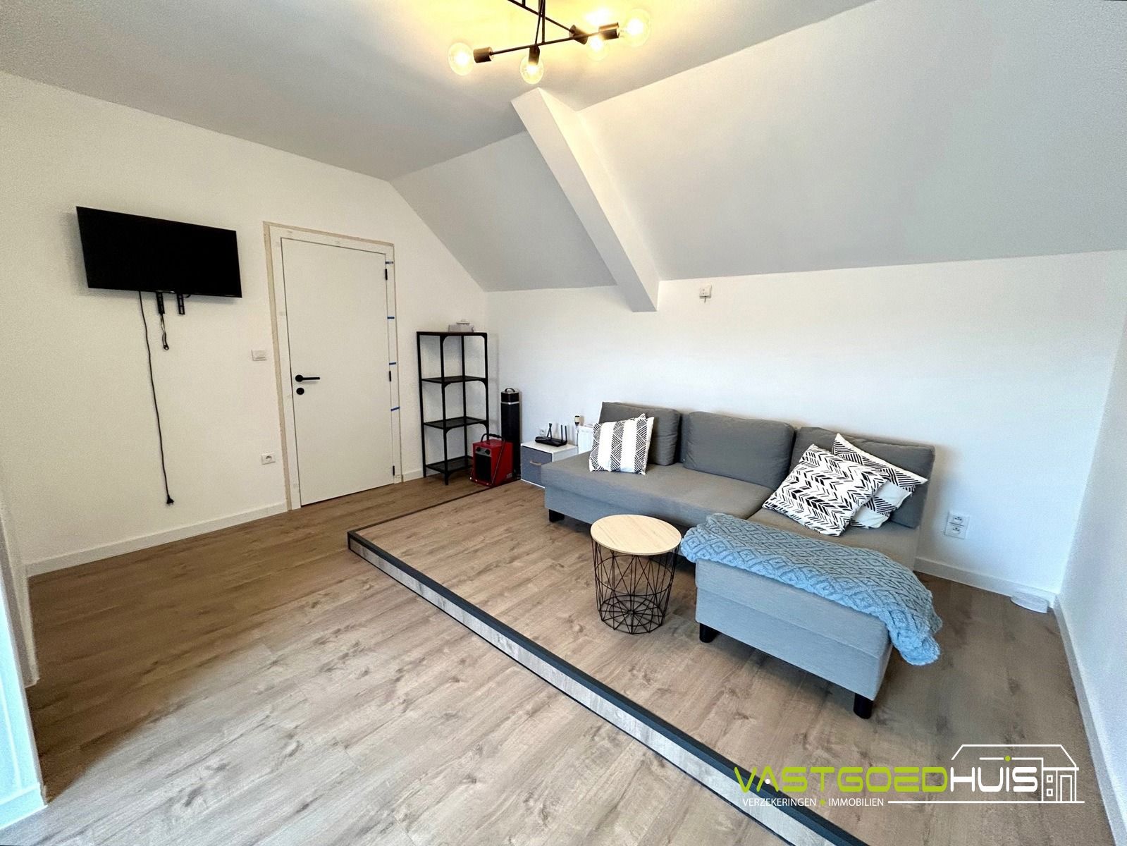 Hedendaagse gezinswoning met tuin en loods foto 19