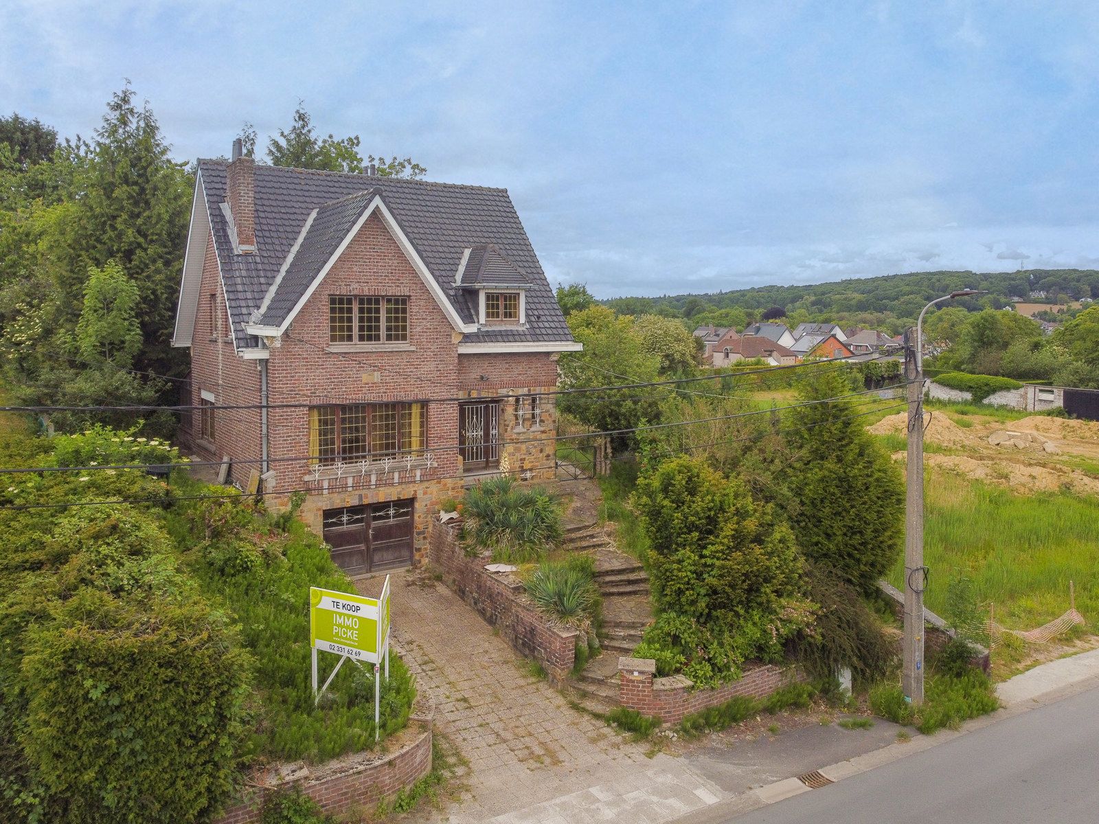 Te renoveren villa met 3 slaapkamers op perceel van 10a 52ca foto {{pictureIndex}}