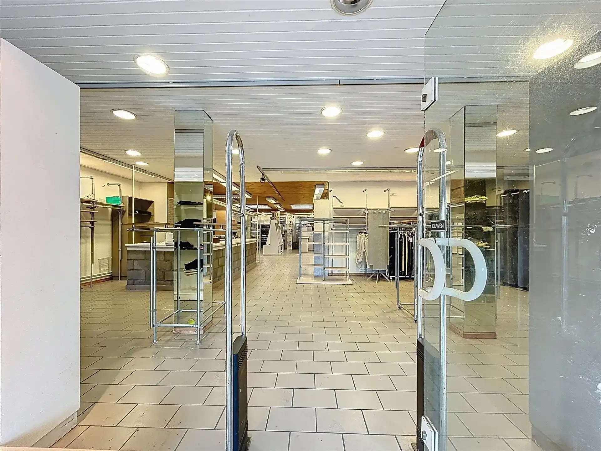 Handelspand met woongelegenheid + 2 app foto 2