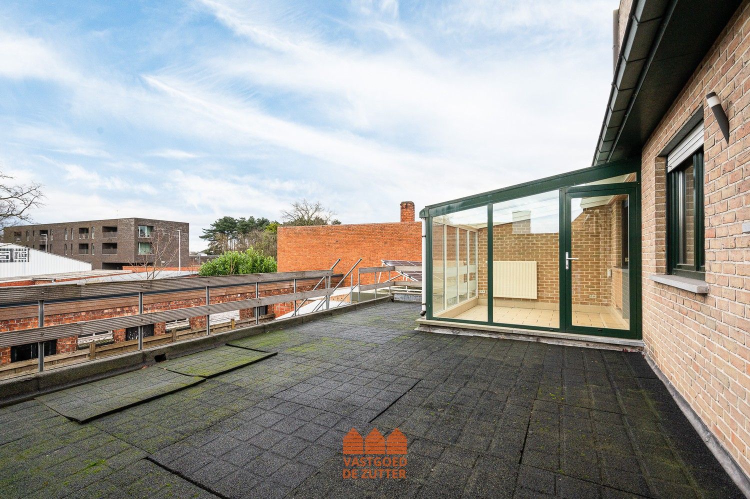 Ruime woning met garage en verhuurde studio foto 9