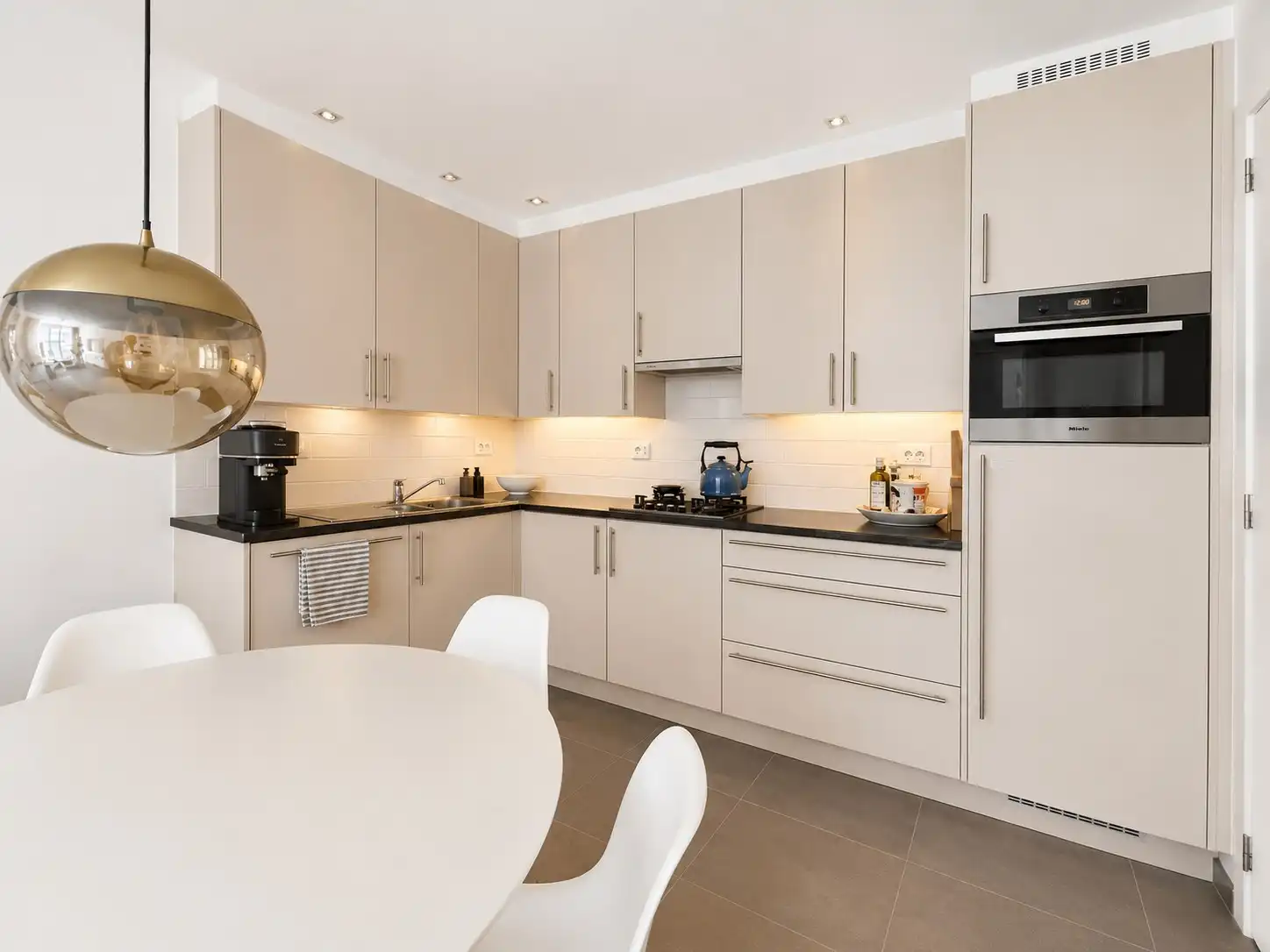 Centraal gelegen appartement met autostaanplaats te Knokke  foto 4