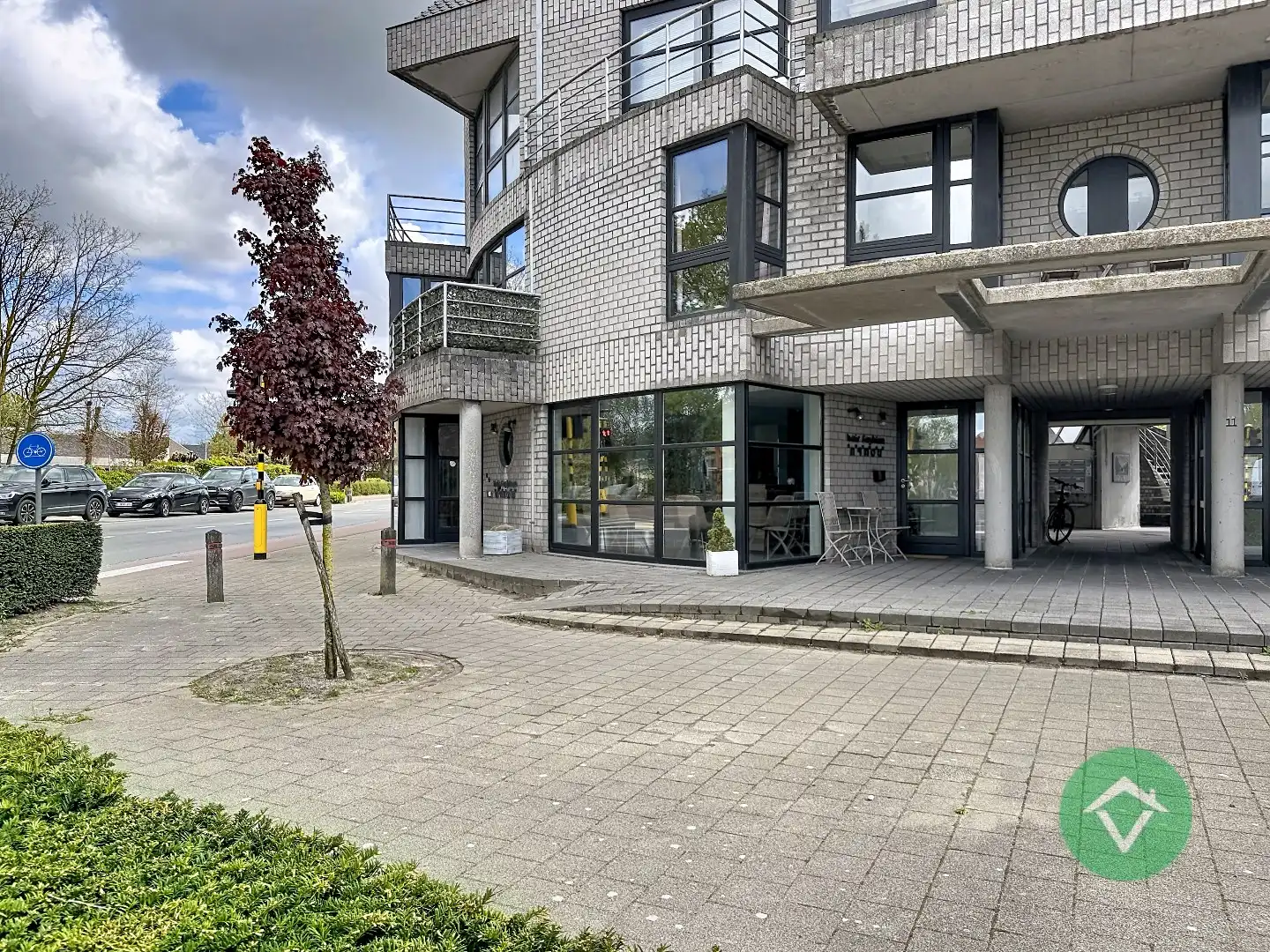 Volledig gerenoveerd handelspand met woonst en garage te Koekelare foto 2