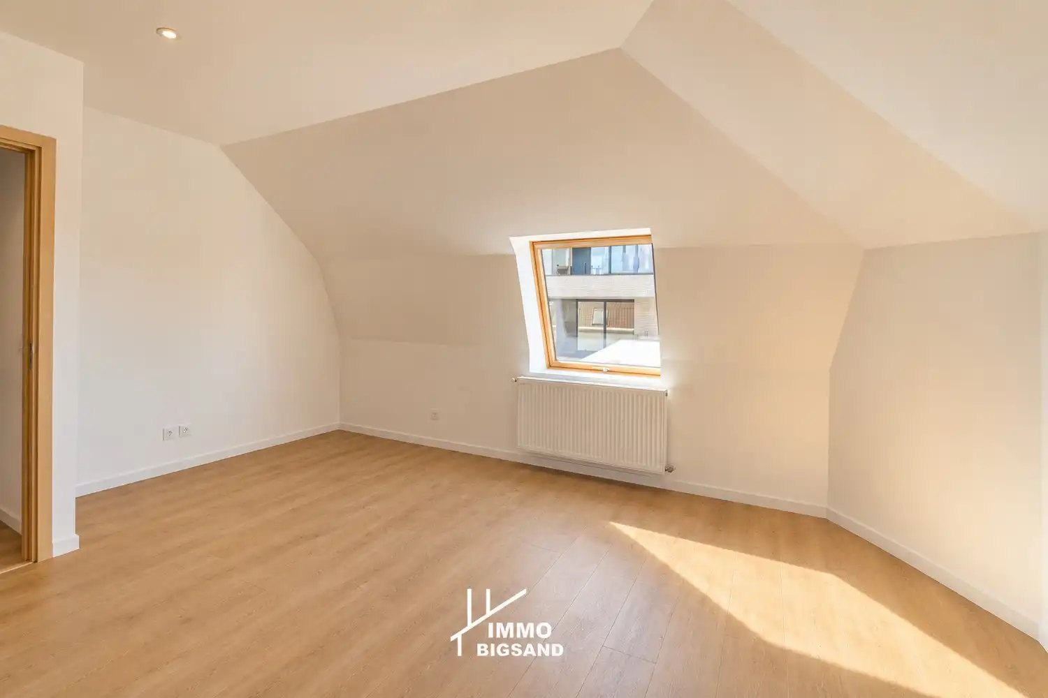 Volledig gerenoveerde woning met 4 slaapkamers, 2 badkamers en ruim bijgebouw foto 17