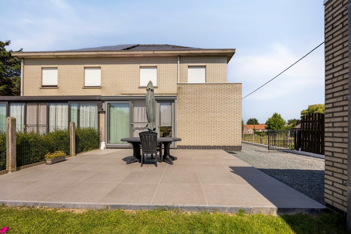 Halfopen bebouwing met 4 slaapkamers en grote tuin. foto 4