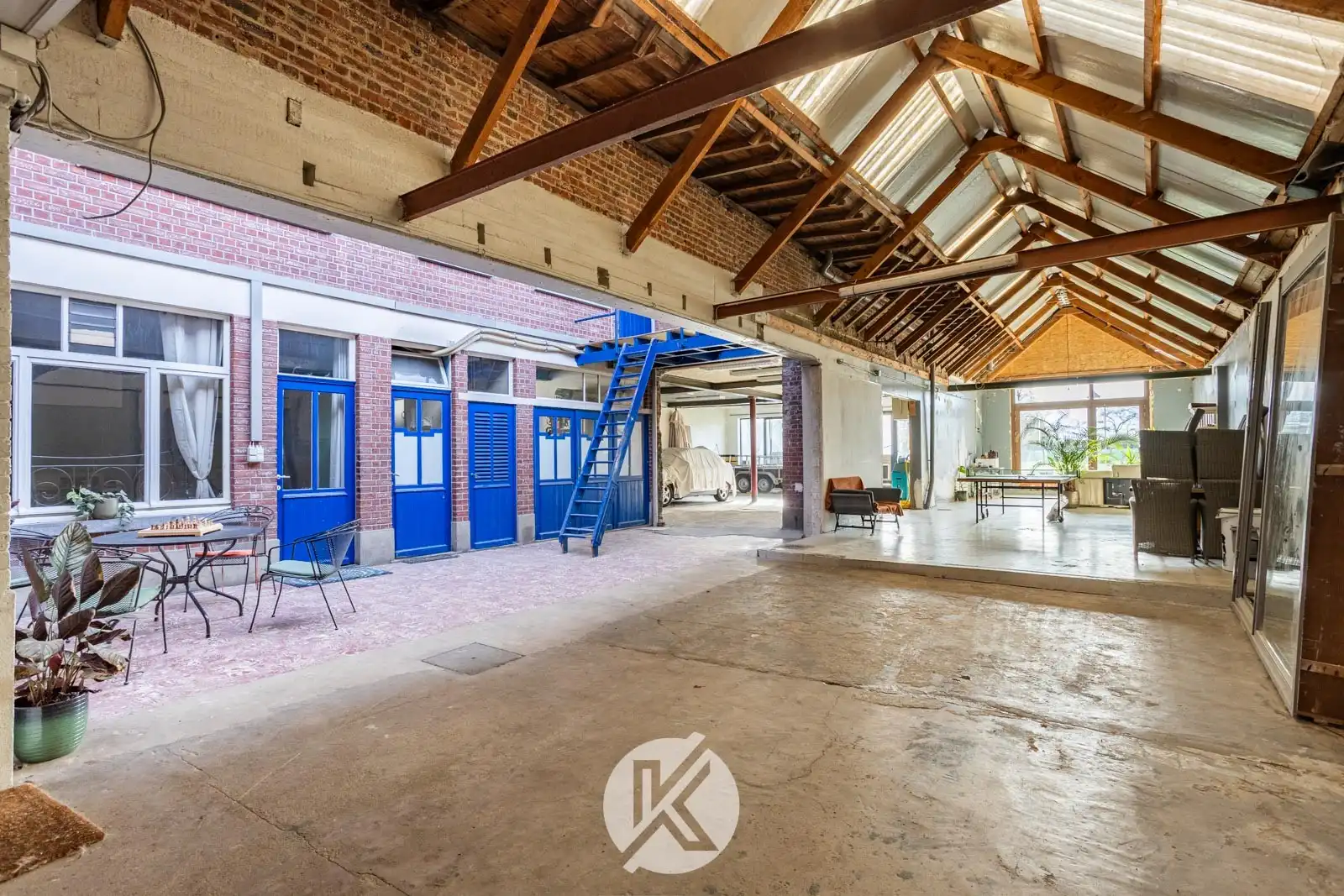 Ruime woning met polyvalente bijgebouwen foto 20