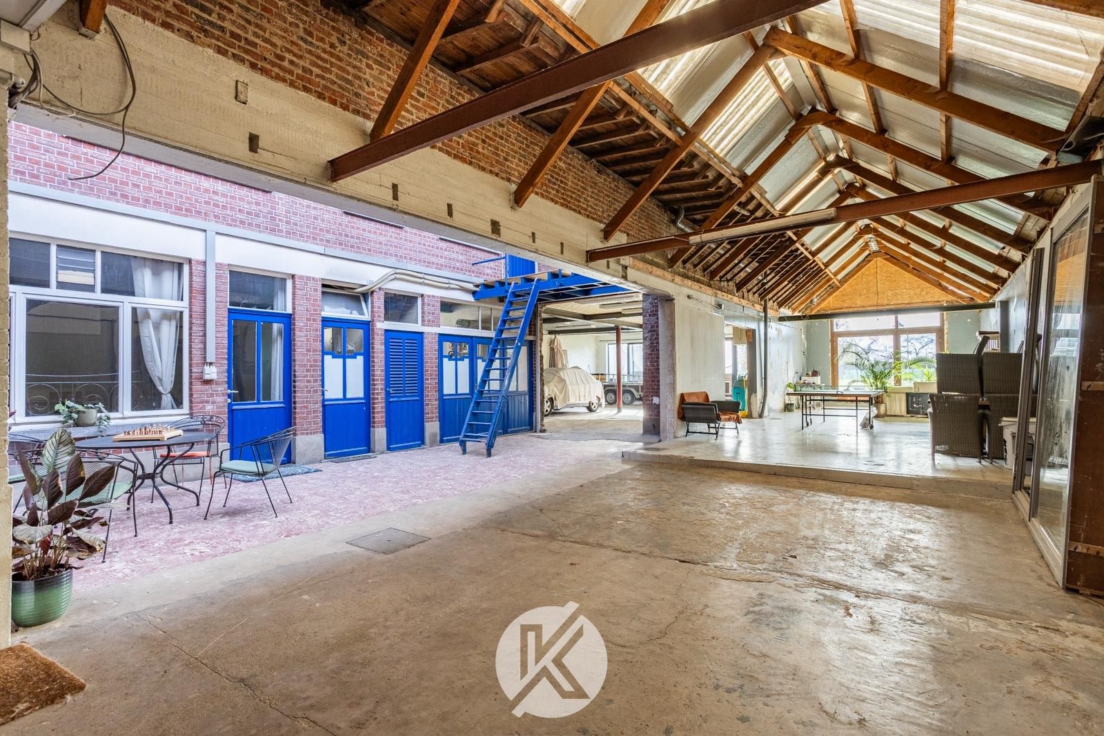 Ruime woning met polyvalente bijgebouwen foto 19