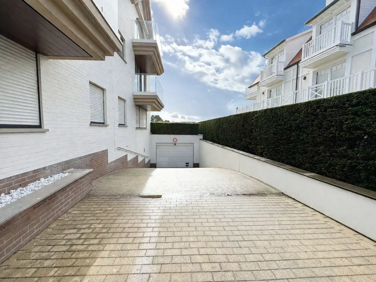 Gesloten garagebox op een toplocatie te Knokke foto 2