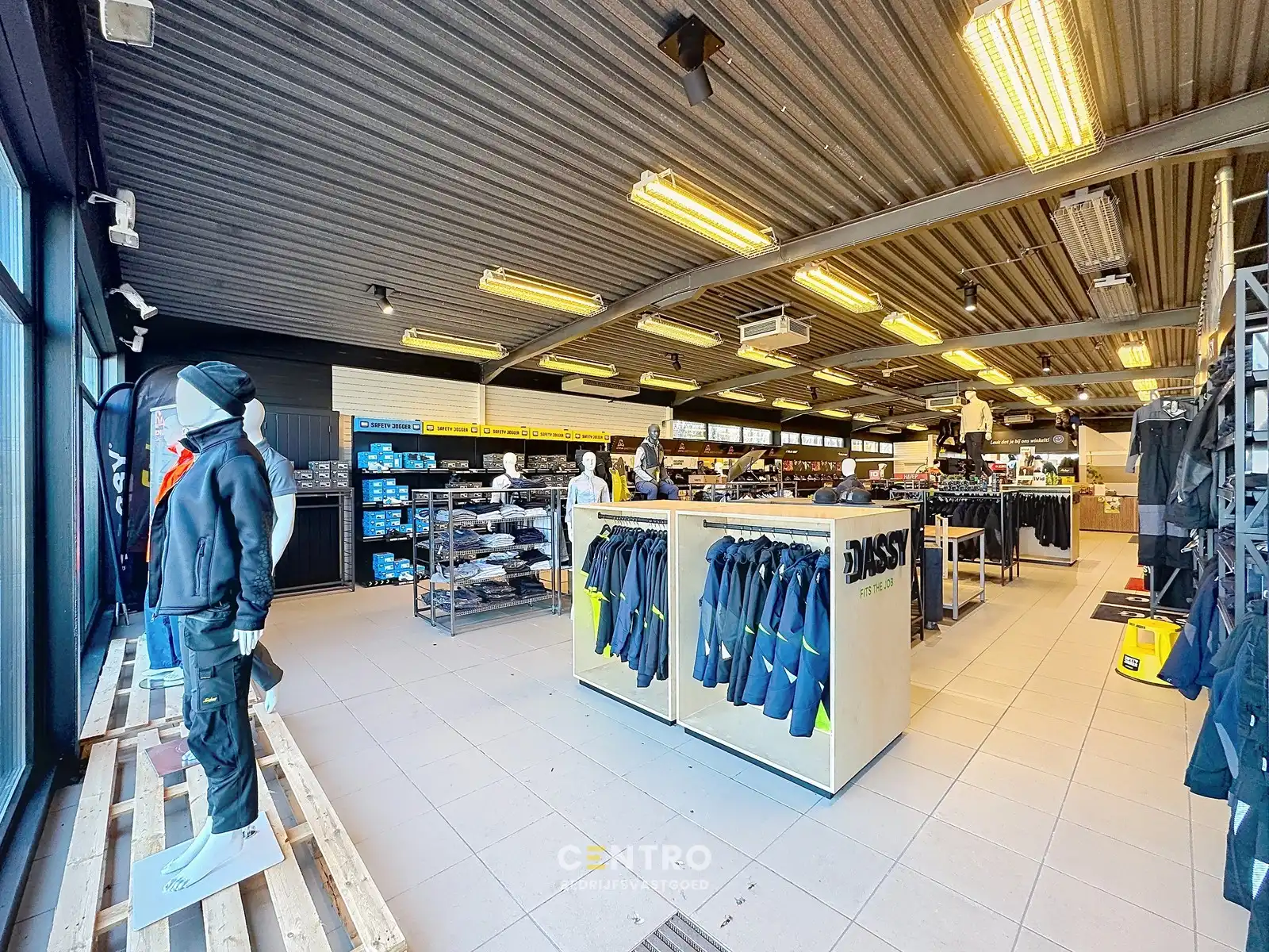 Instapklaar HANDELSPAND met OPSLAGRUIMTE (sectionaalpoort) en private parkeergelegenheid voor de deur op ZICHTLOCATIE "Blauwe Toren" te Brugge. foto 6