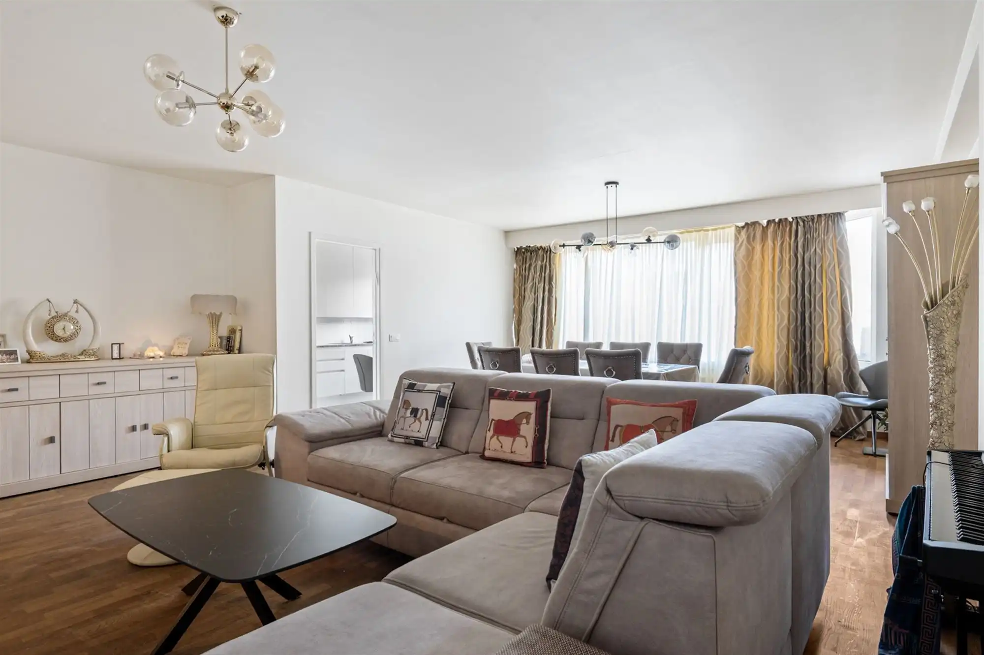 Instapklaar en lichtrijk appartement op toplocatie foto 2