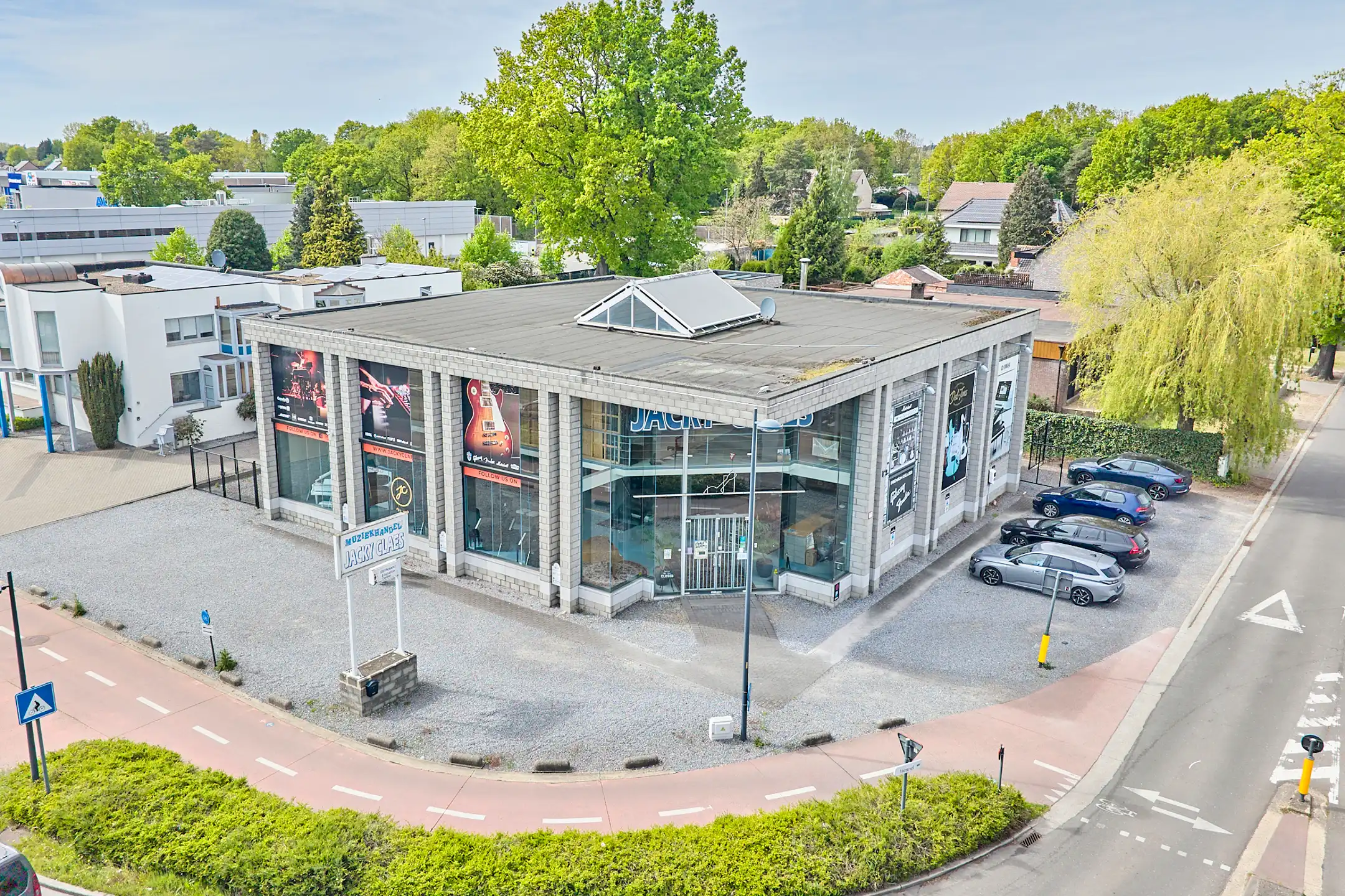 TE KOOP: HANDELSPAND OP TOPLOCATIE AAN HASSELTWEG IN GENK foto {{pictureIndex}}