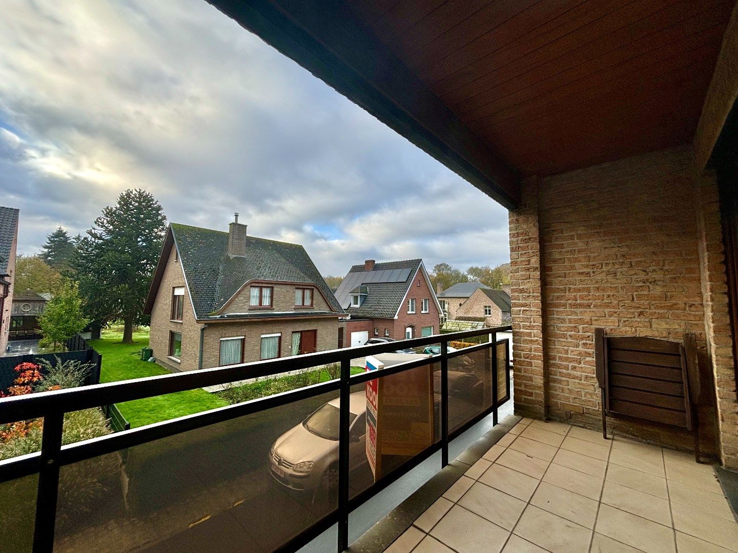 Ruim duplex appartement met garage en tuin, centrum Ieper. foto 10