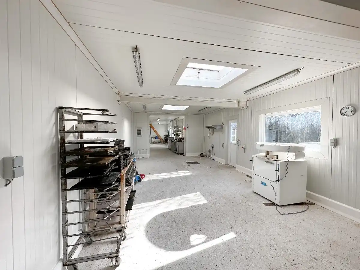 Ruim Handelspand met atelier en grote woonst met prachtige tuin in Wevelgem foto 24