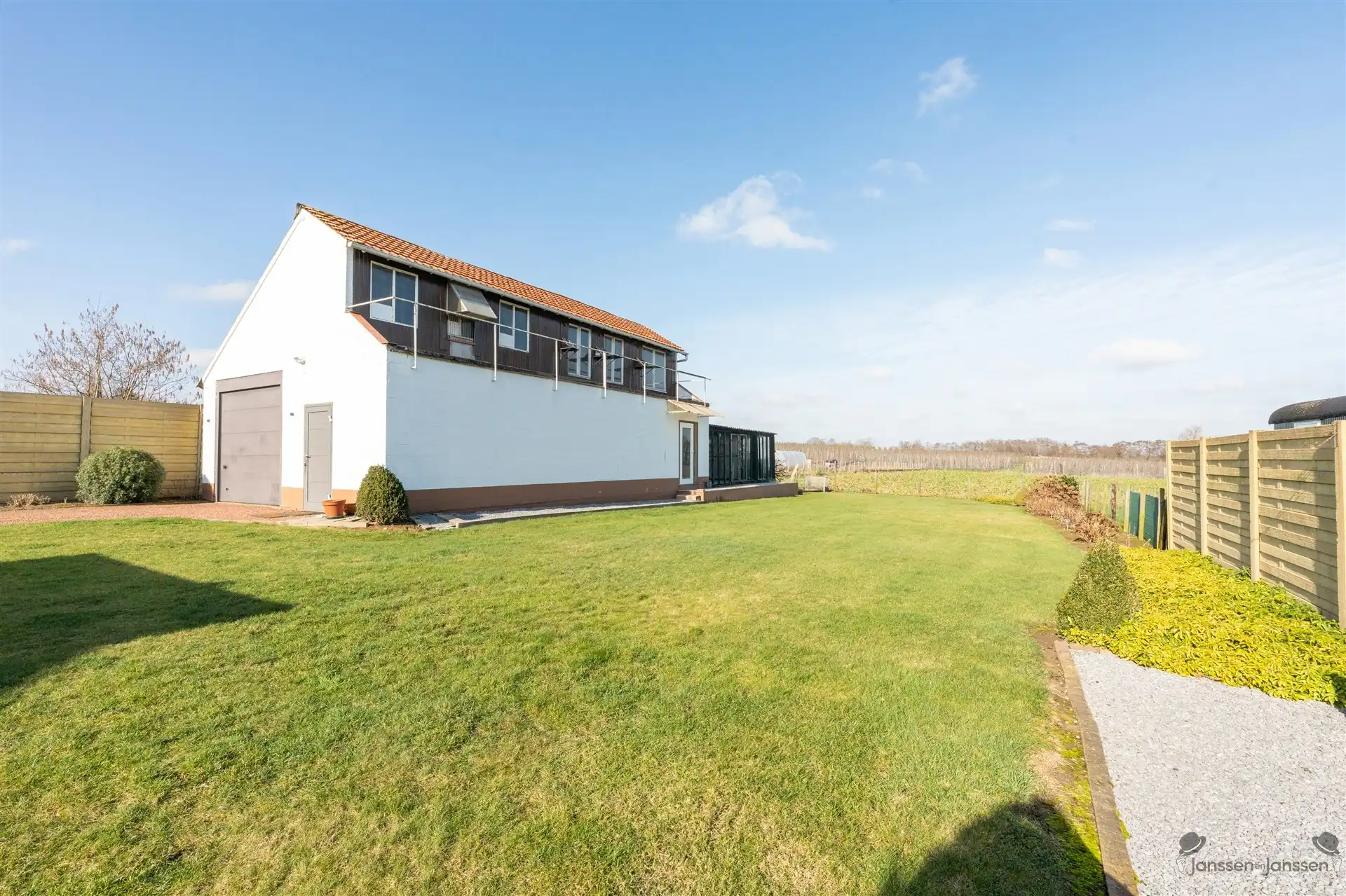 Rustig gelegen woning met prachtig uitzicht foto 17