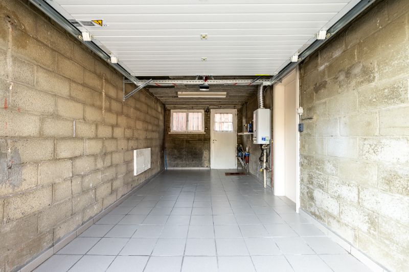 Ruime woning met 4 slpks, garage en uitweg achteraan. foto 9