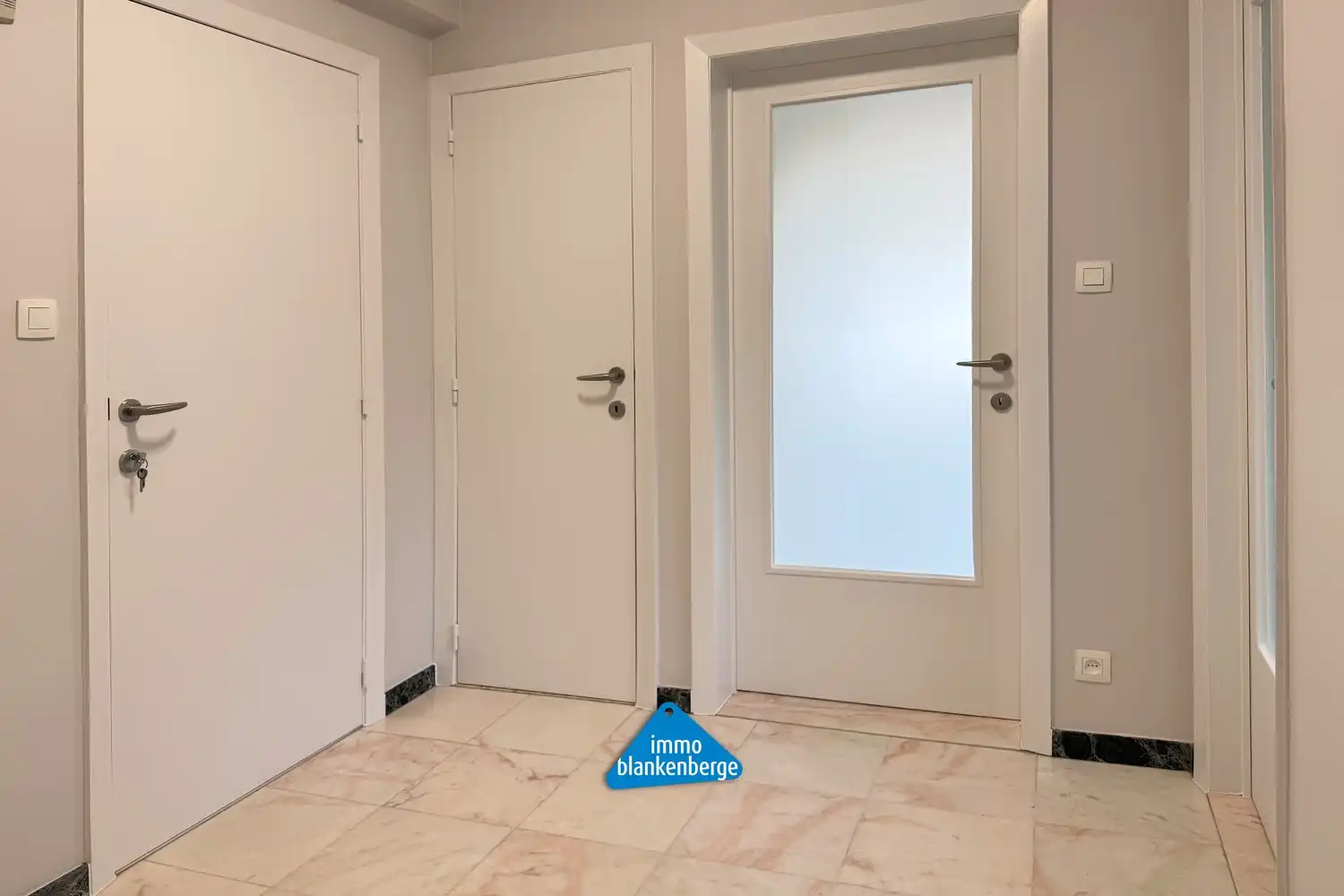 Volledig gerenoveerd ruim 2 slaapkamer appartement foto 10