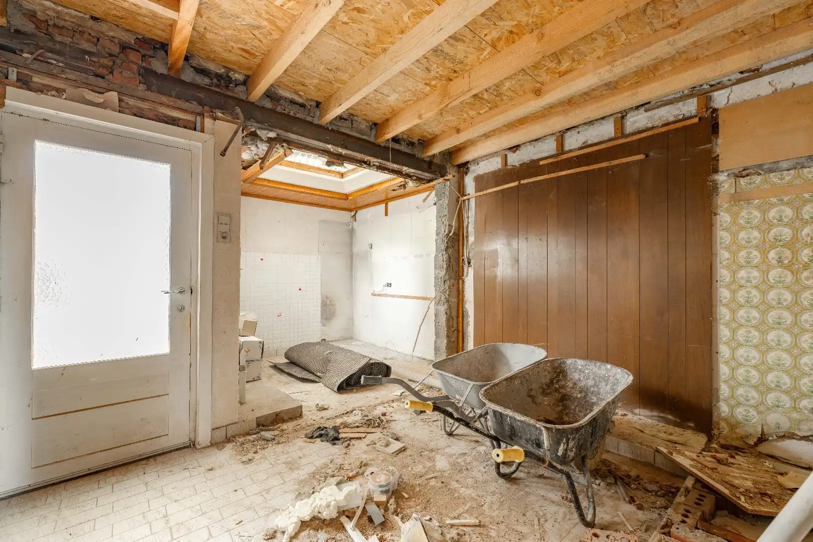 Verder te renoveren woning op toplocatie in Lichtervelde foto 5