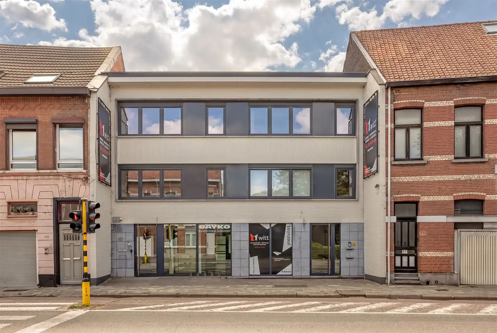 Commerciële toplocatie met privéparking foto {{pictureIndex}}