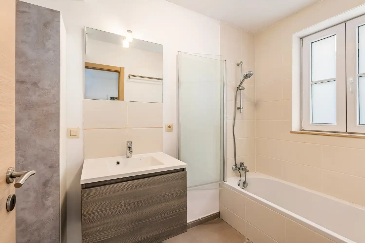 Instapklaar 1-slaapkamerappartement met terras en ondergrondse staanplaats foto 11