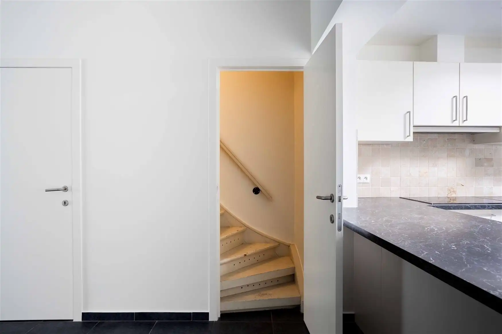 Instapklare woning met 4 kamers en koer in Gent foto 17