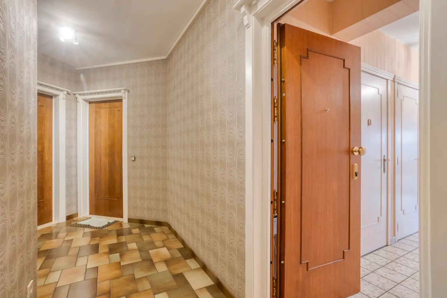 Te moderniseren hoekappartement met twee slaapkamers foto 4