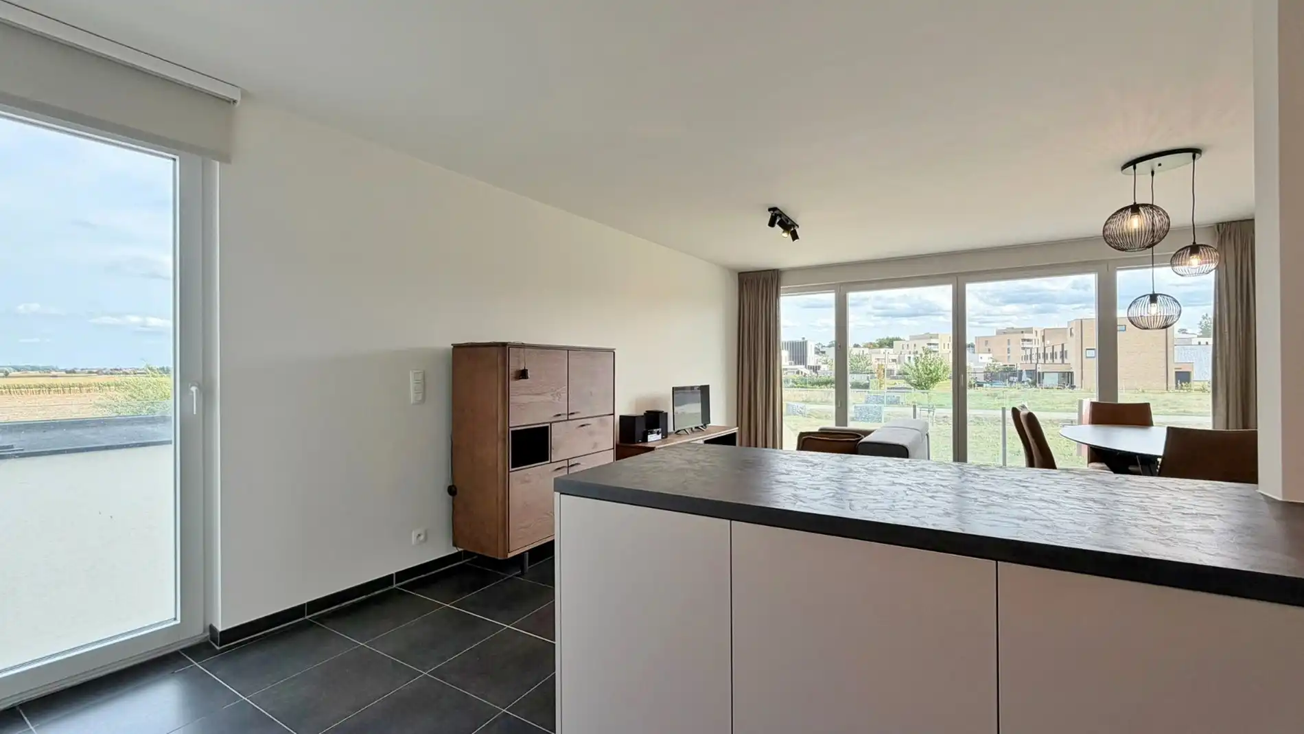 Recent, lichtrijk appartement met twee slaapkamers, zonnig terras en autostaanplaats.  foto 6