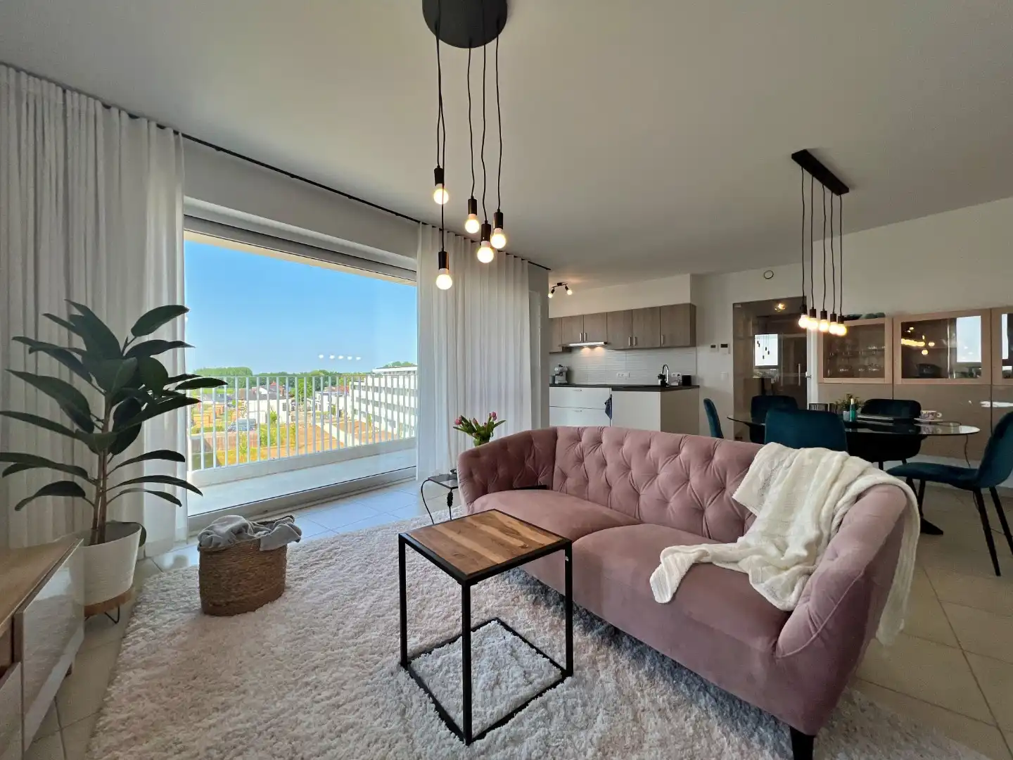 Instapklaar appartement met 2 slaapkamers en ondergrondse parkeerplaats te huur in centrum van Aalter foto {{pictureIndex}}